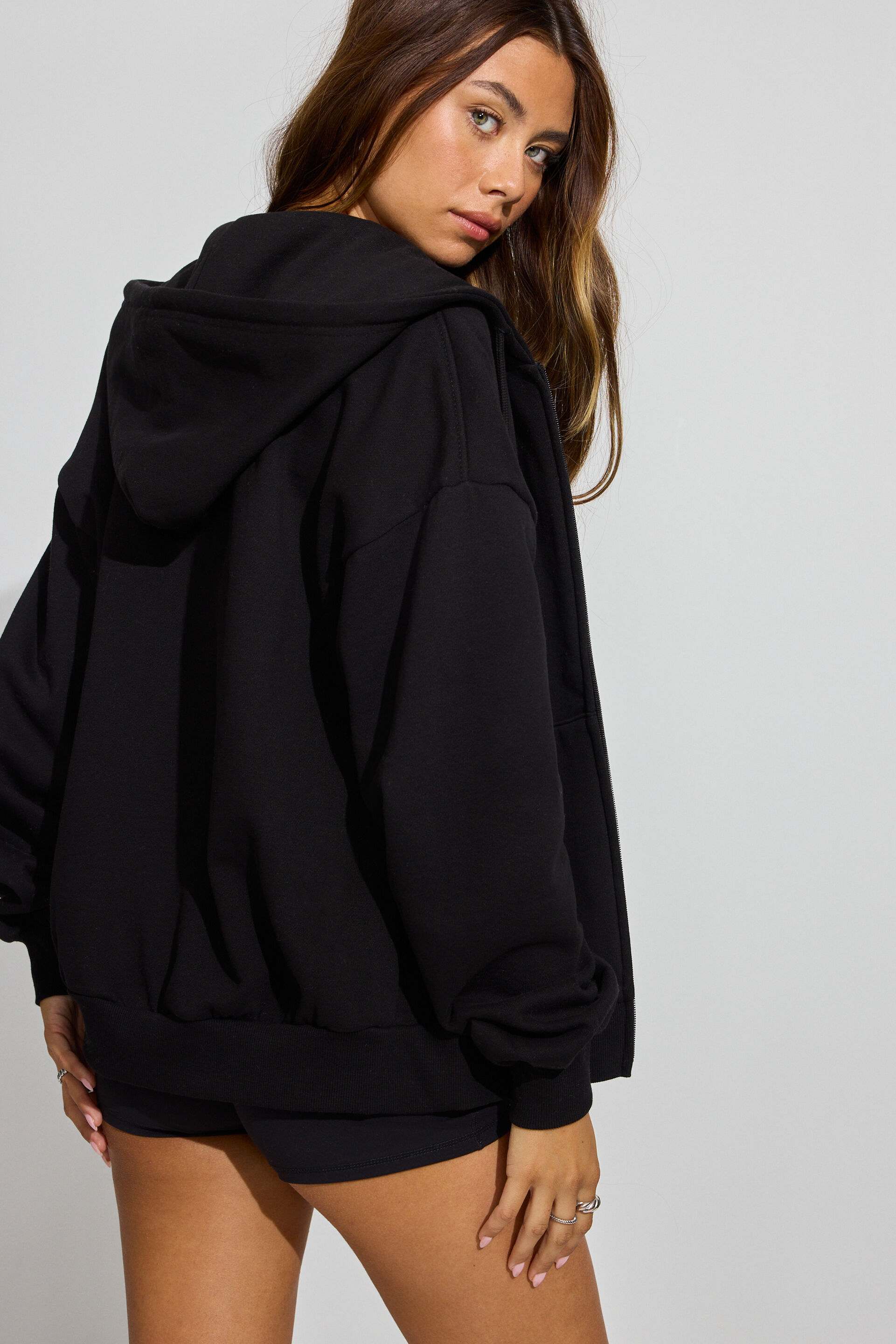 100088510_06V_alt4_1920x2880