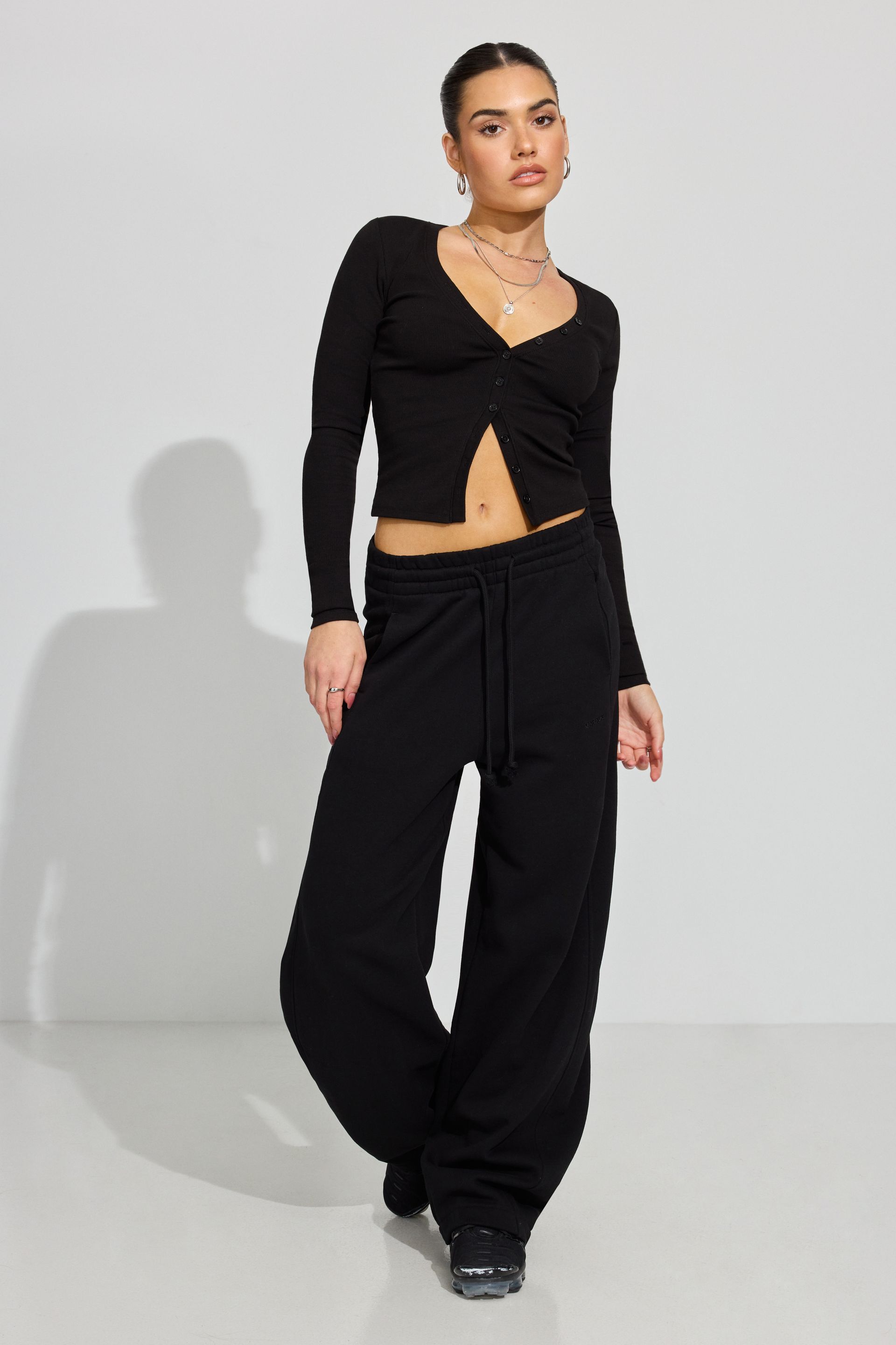 100090943_06V_alt1_1920x2880-5